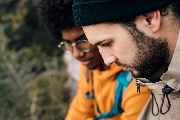 Foto gratuita primer plano de dos excursionistas masculinos