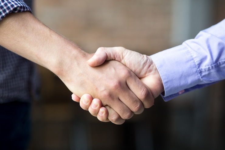 Foto gratuito primer plano de dos hombres de negocios estrechar la mano
