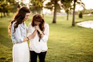 Foto gratuita primer plano de dos mujeres rezando