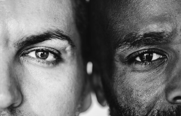 Primer plano de dos ojos de hombres étnicos diferentes