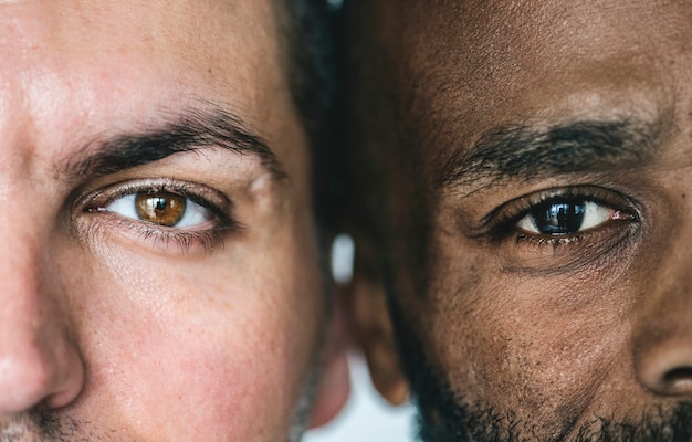 Foto gratuita primer plano de dos ojos de hombres étnicos diferentes