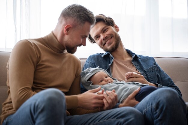 Primer plano de dos papás y un bebé