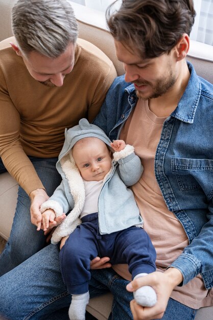 Primer plano de dos papás y un bebé