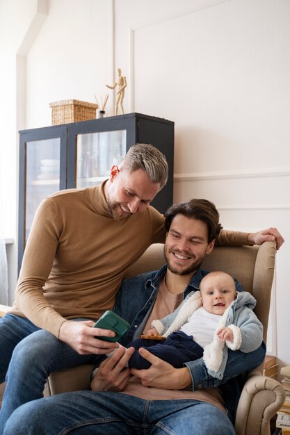 Primer plano de dos papás y un bebé