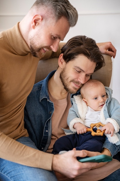 Primer plano de dos papás y un bebé