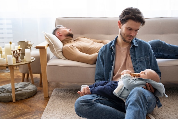 Primer plano de dos papás y un bebé