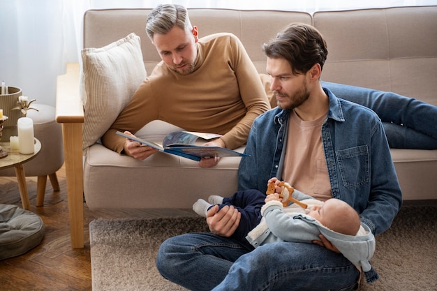 Foto gratuita primer plano de dos papás y un bebé