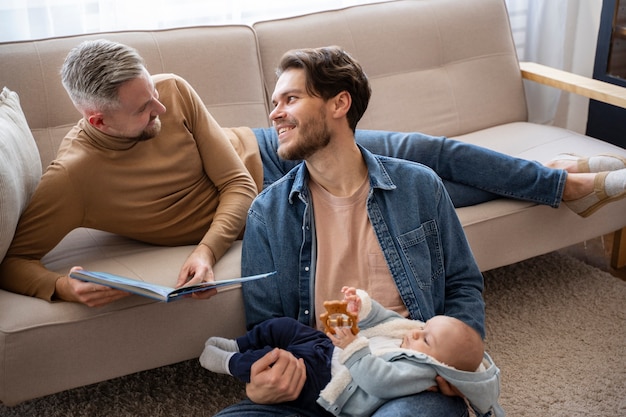 Foto gratuita primer plano de dos papás y un bebé