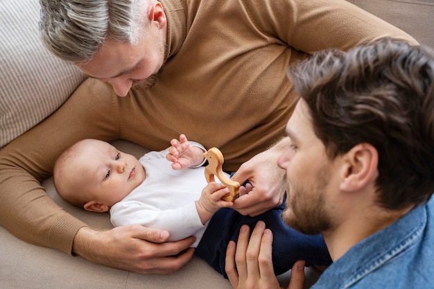 Primer plano de dos papás y un bebé