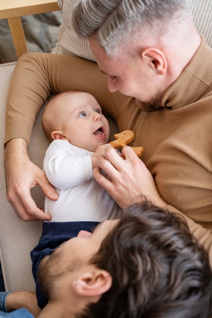 Primer plano de dos papás y un bebé