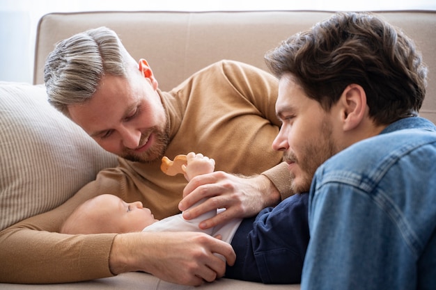 Primer plano de dos papás y un bebé