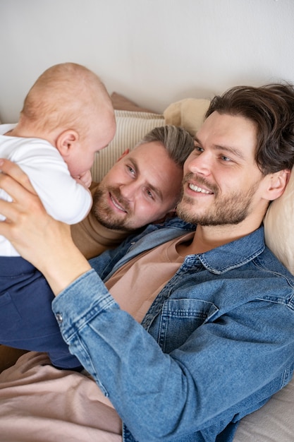 Primer plano de dos papás y un bebé