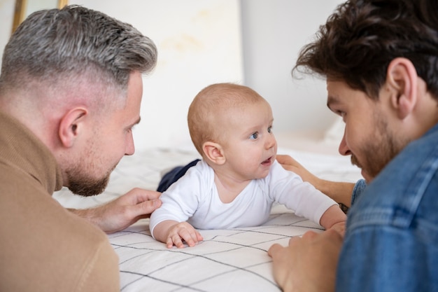 Primer plano de dos papás y un bebé