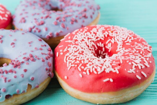 Primer plano de dos tipos diferentes de deliciosos donuts en mesa