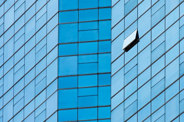 Primer plano de edificio de oficinas moderno azul