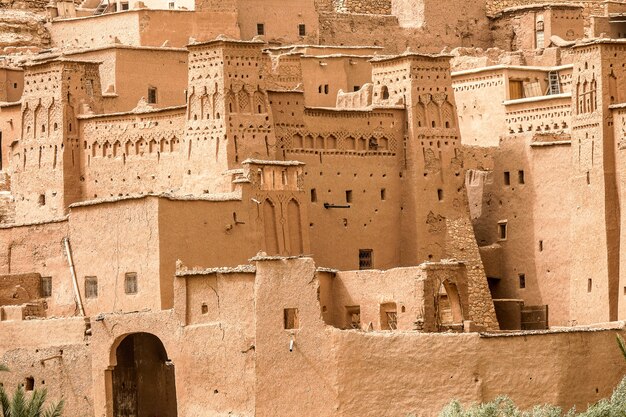 Primer plano de edificios de hormigón bajo el sol en Marruecos