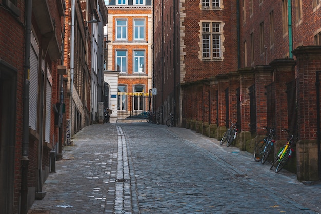 Primer plano de edificios residenciales y calles vacías