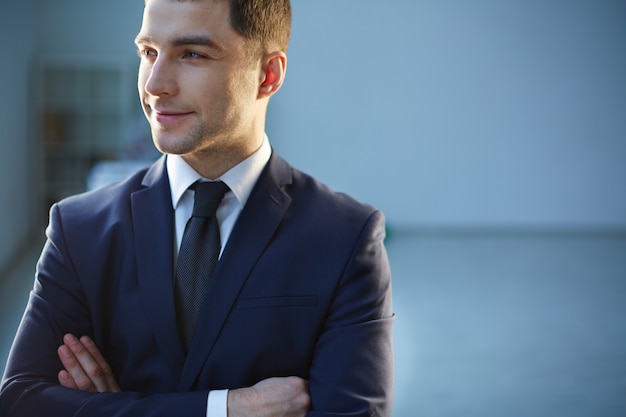 Foto gratuita primer plano de ejecutivo elegante