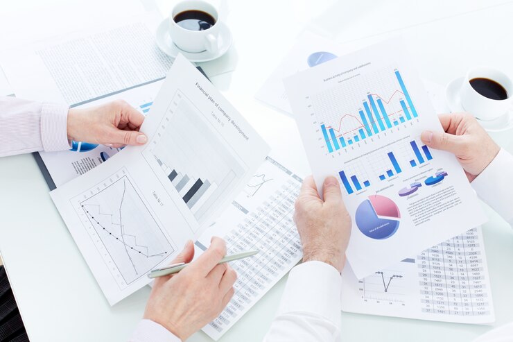 Foto gratuito primer plano de ejecutivos leyendo los gráficos de negocios