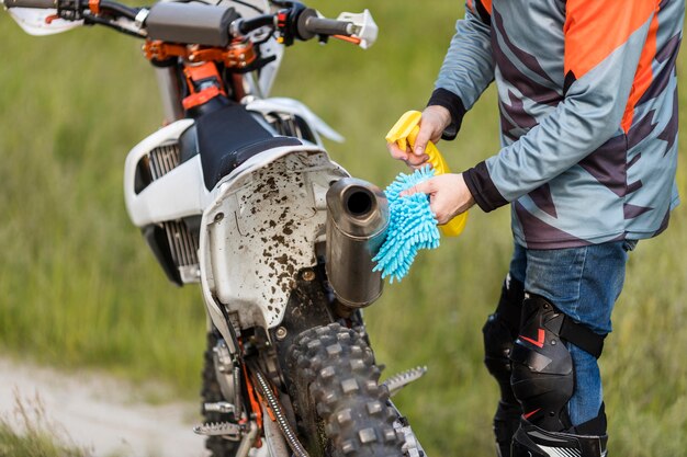 Primer plano elegante hombre limpieza moto