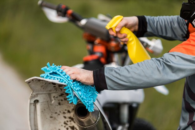 Primer plano elegante hombre limpieza moto