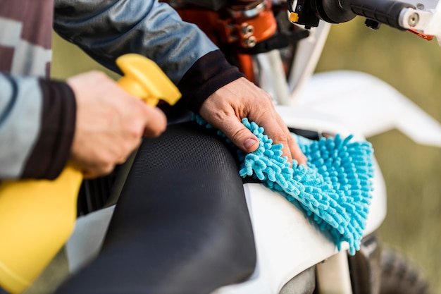 Primer plano elegante hombre limpieza moto