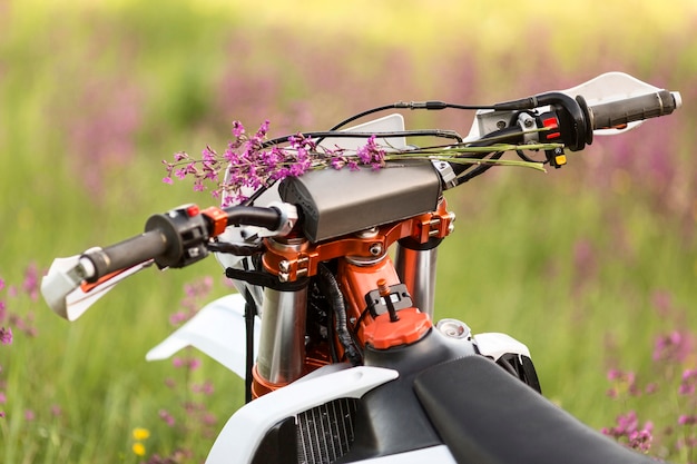 Primer plano elegante moto con flores