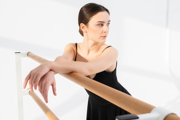 Primer plano elegante mujer bailando con gracia