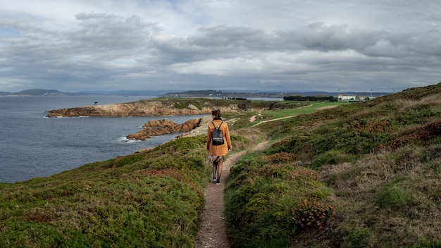 Primer plano de una elegante mujer caminando en la ciudad portuaria de La Coruña en Galicia, España