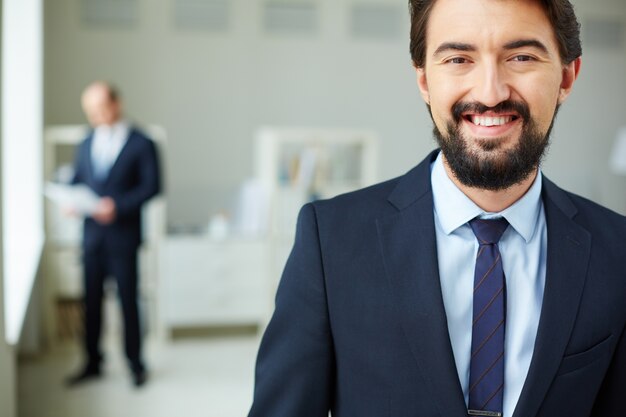 Primer plano de empleado sonriente