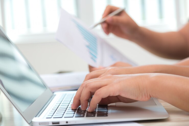 Foto gratuito primer plano de empleado trabajando con el portátil en la oficina