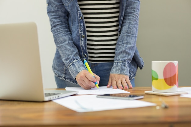 Foto gratuita primer plano de empresaria escribiendo