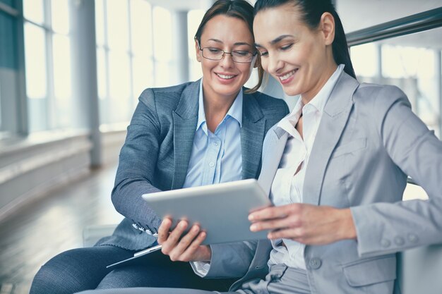 Primer plano de empresarias trabajando con una tablet