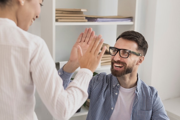 Primer plano del empresario dando cinco alta a mujer