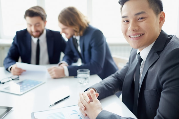 Primer plano de empresario con una gran sonrisa