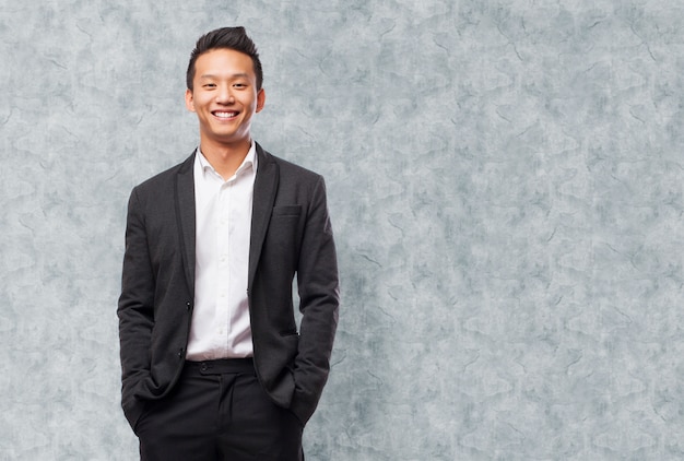 Primer plano de empresario joven llevando traje y camisa blanca