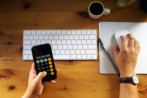 Foto gratuita primer plano de un empresario trabajando desde casa y haciendo cálculos