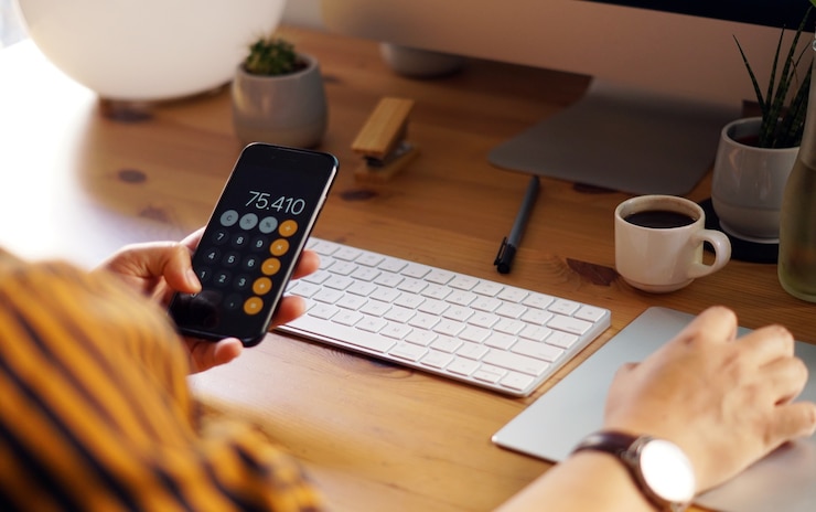 Foto gratuito primer plano de un empresario trabajando desde casa y haciendo cálculos