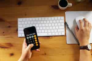 Foto gratuita primer plano de un empresario trabajando desde casa y haciendo cálculos