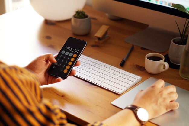 Primer plano de un empresario trabajando desde casa y haciendo cálculos