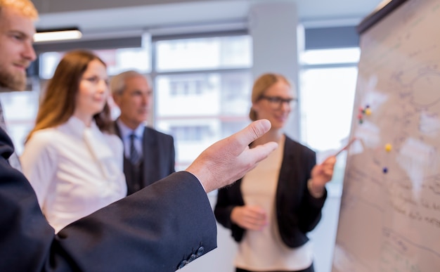 Primer plano de empresarios discutiendo con compañeros de trabajo