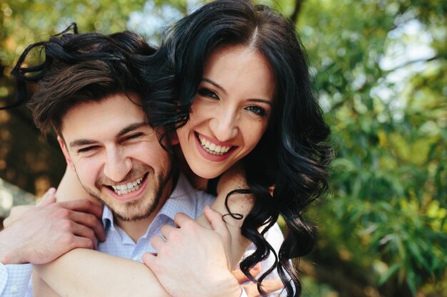 Primer plano de enamorados divertidos sonriendo