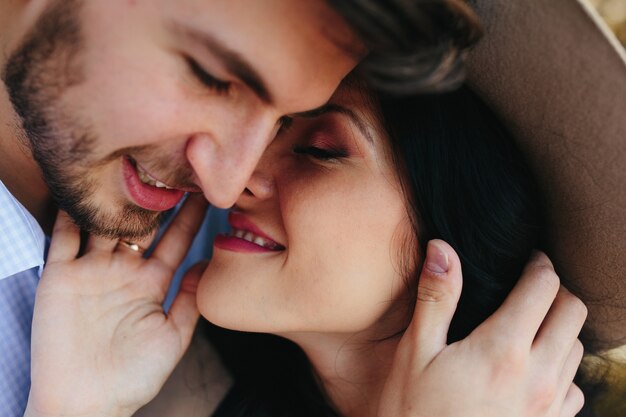 Primer plano de enamorados felices en un momento romántico