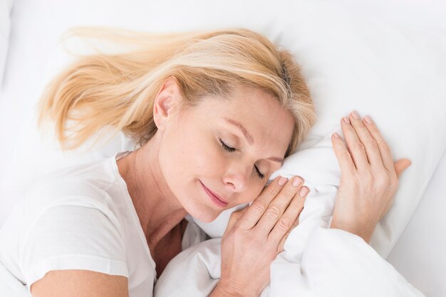 Primer plano encantadora mujer adulta tomando una siesta