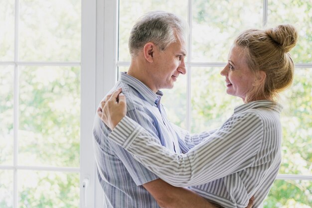 Primer plano encantadora pareja senior juntos