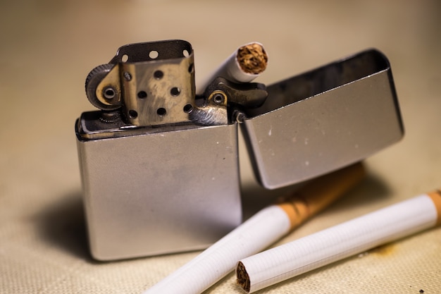 Primer plano de un encendedor y cigarrillos - dejar de fumar concepto