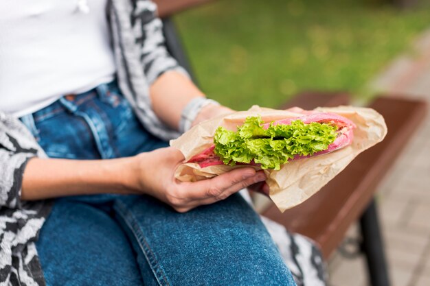 Primer plano enfocado lechuga fresca de sandwich