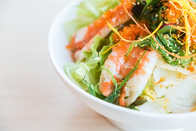 Primer plano de ensalada deliciosa con camarones