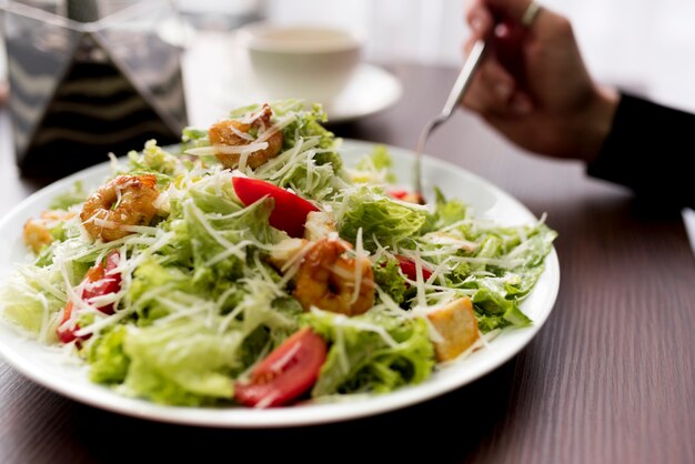 Primer plano de ensalada saludable con camarones en placa