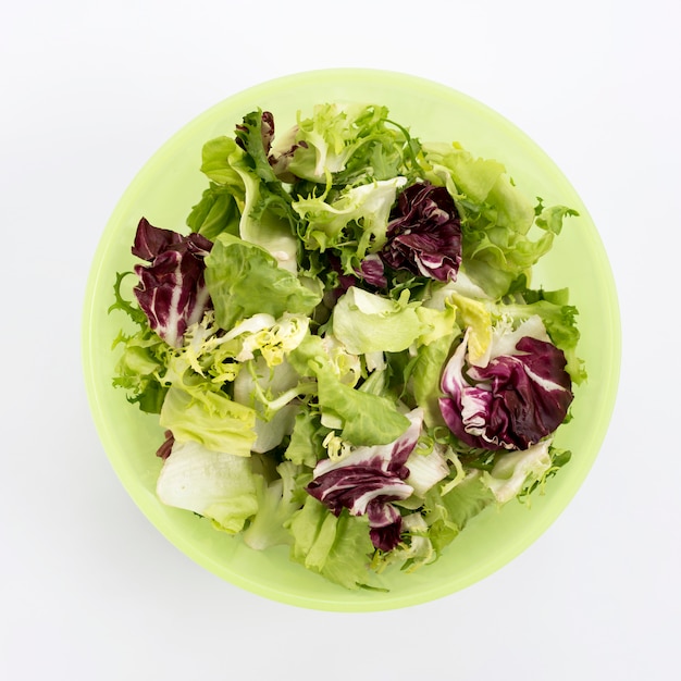 Primer plano de ensalada vegetariana en un tazón verde